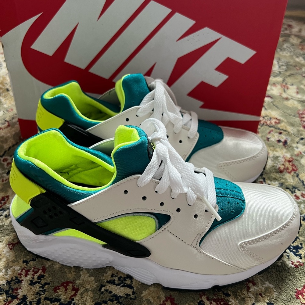 NIKE HUARACHE RUN (GS) Nike Air 
Phantom/Volt/Bright Spruce Size Y7